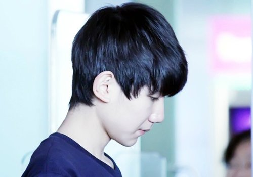 男生圆脸适合什么短发发型 挑战圆脸修颜发型反可爱能力