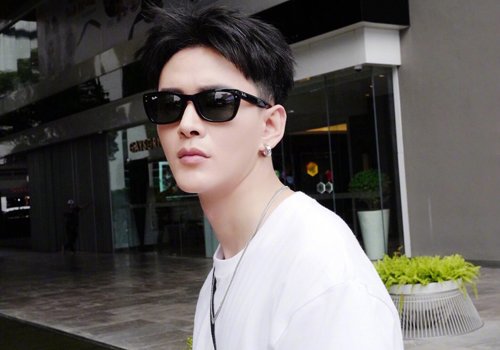 男生梳中分一定要内扣吗 2021男生凌乱中分内扣短发设计