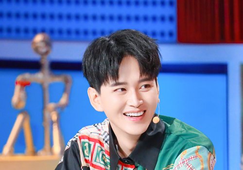 男生梳中分一定要内扣吗 2021男生凌乱中分内扣短发设计