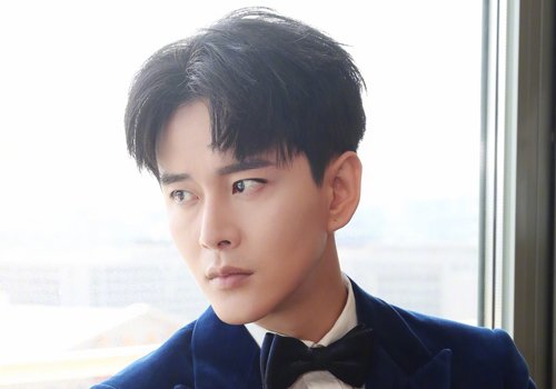 男生梳中分一定要内扣吗 2021男生凌乱中分内扣短发设计