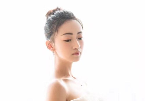 丸子头怎么扎简单好看 女生扎高丸子头要根据脸型选款式