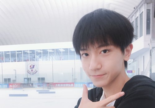 初中长脸男生剪什么发型好看 5款齐刘海衍生短发设计引领校园潮流