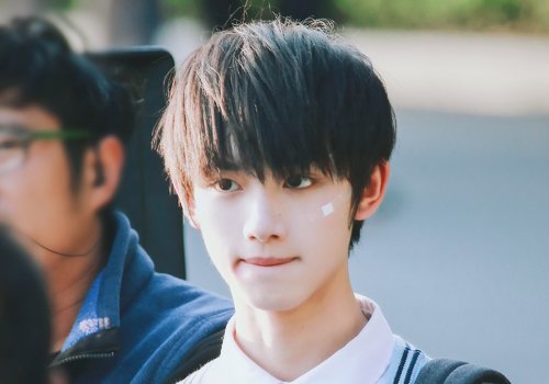 初中长脸男生剪什么发型好看 5款齐刘海衍生短发设计引领校园潮流