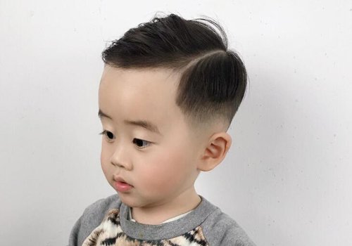 男幼童个性偏分短发设计 2021年小绅士必梳的复古油头剃两边发型