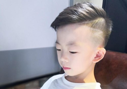 男幼童个性偏分短发设计 2021年小绅士必梳的复古油头剃两边发型