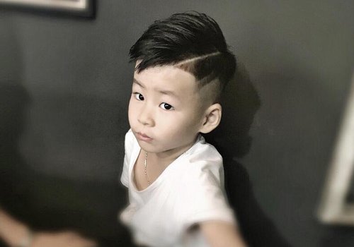 男幼童个性偏分短发设计 2021年小绅士必梳的复古油头剃两边发型