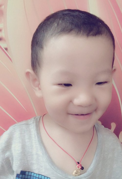 两岁男孩剃时髦头型吸眼 超萌男孩的短头发大全