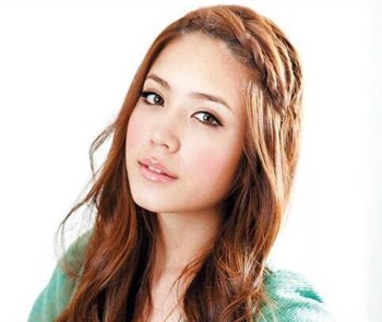 刘海太长夏天不喜欢散在脸颊? 最新刘海辫子编法图解学一学