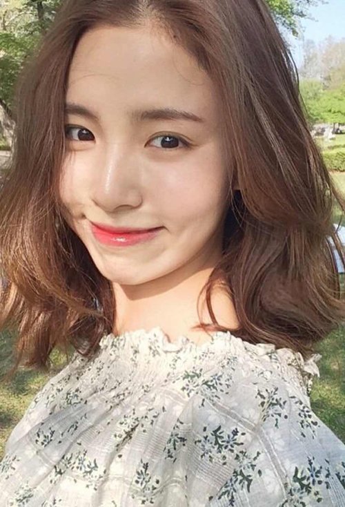 大长脸女生打理的锁骨头发 修颜完美的卷烫头发示范