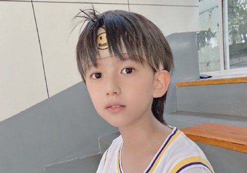 脸瘦的男童适合剪什么发型 都在看肉肉脸发型男童瘦脸也能时尚