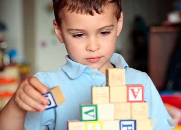 自闭症是什么意思 自闭症的孩子有哪些表现症状