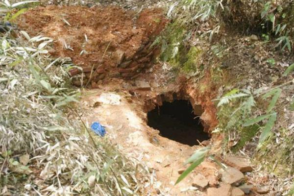 �й���һ��Ĺ��Ҧ���ҵ�����Щ�˵�Ĺ ��������Ĺ��˭��