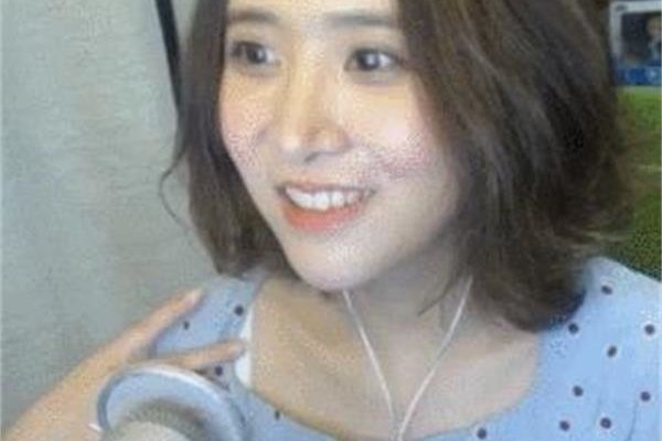 陈一发儿挤奶照 不动声色的露春色证明自己有沟