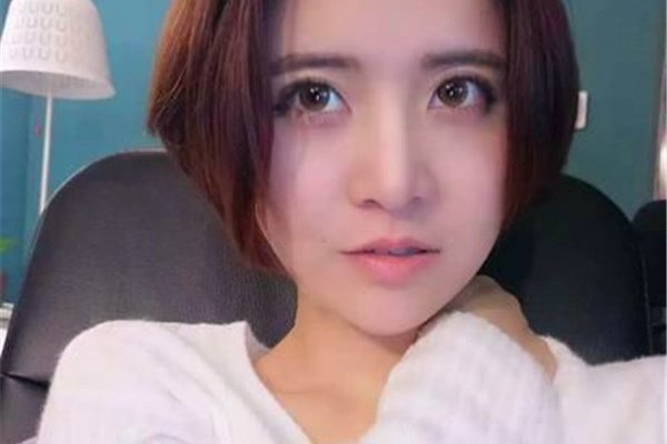 陈一发儿挤奶照 不动声色的露春色证明自己有沟