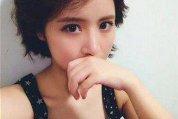 陈一发儿挤奶照 不动声色的露春色证明自己有沟