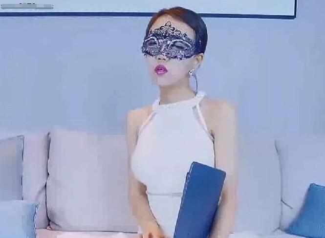 女王周晓琳是什么人 为了迎合男性的喜好太拼了