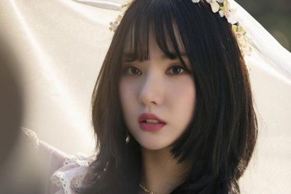 丁恩妃舞台上无内 节目半蹲事件是怎么回事