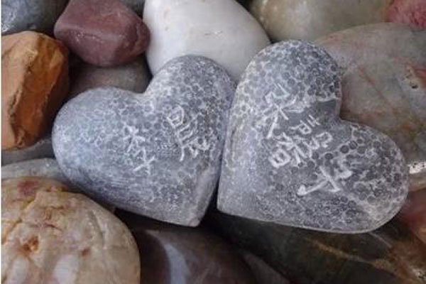 �����ʯͷʲô�� ÿ�ζ��ܼ���ͬ��״�İ�������