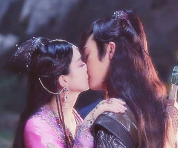 赵丽颖床咚激吻 冯绍峰有外遇吗?人品令人堪忧