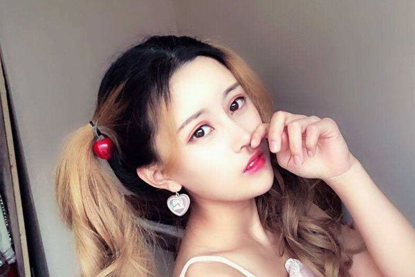 麦小兜和本兮是一个人吗 她的左耳怎么了为何不露出来