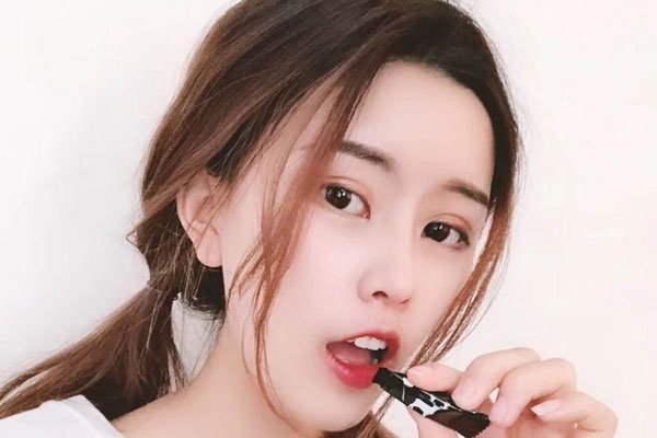 麦小兜和本兮是一个人吗 她的左耳怎么了为何不露出来