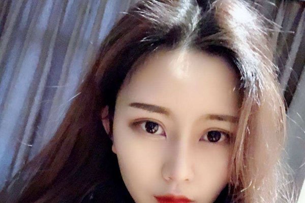 麦小兜和本兮是一个人吗 她的左耳怎么了为何不露出来