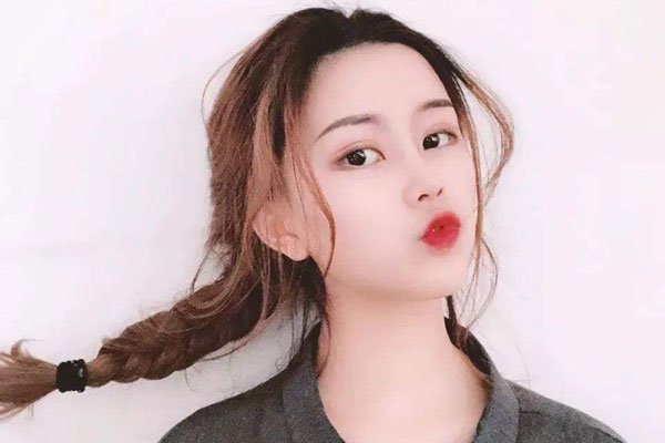 麦小兜和本兮是一个人吗 她的左耳怎么了为何不露出来