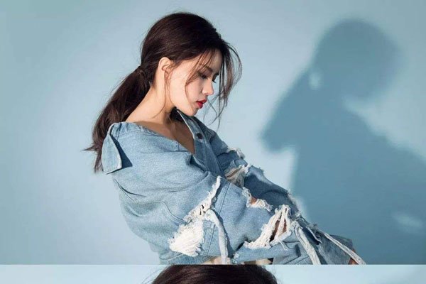 麦小兜和本兮是一个人吗 她的左耳怎么了为何不露出来