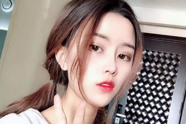 麦小兜和本兮是一个人吗 她的左耳怎么了为何不露出来