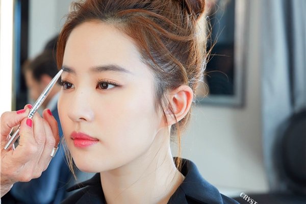 ������Ʊ���ǰ����Ƭ ����ƴ�С����һ��Ů����