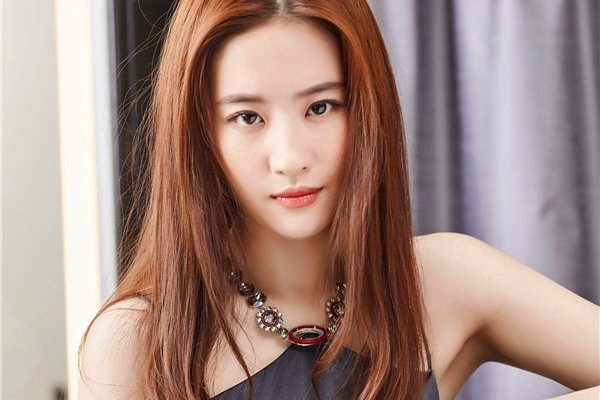 ������Ʊ���ǰ����Ƭ ����ƴ�С����һ��Ů����