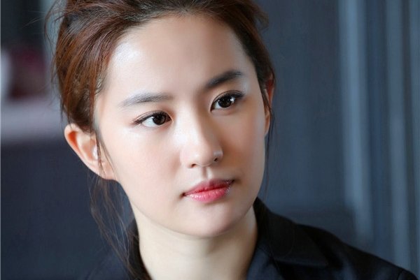 ������Ʊ���ǰ����Ƭ ����ƴ�С����һ��Ů����