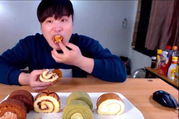 韩国大胃王donkey视频资料 吃大闸蟹和整碗青椒我是真的服