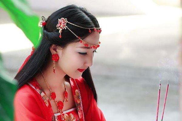 古代女子骑木驴雕像 封建社会人很重视自己的脸面