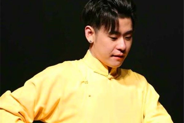 张云雷三庆园事件 粉丝因为太兴奋导致行为失控