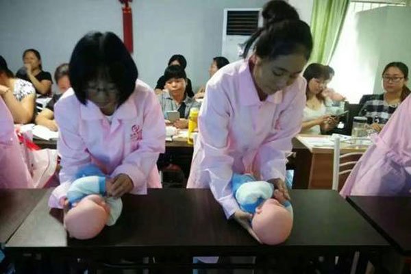 菲佣提供服务 给钱办事怎么会没地位