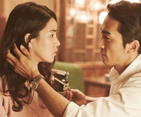 林智妍与宋承宪咬胸真做吗 宋承宪像婴儿一样吸允林智妍的胸