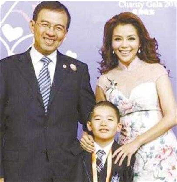 王宁女主持人简介 中央台男主持人王宁的老婆刘春燕