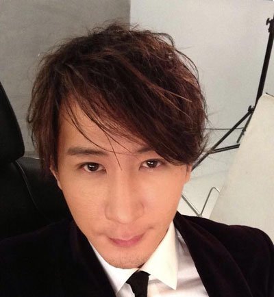 魔术师刘谦怎么消失了 跪日本天皇:刘谦给日本人跪着磕头视频是真的吗