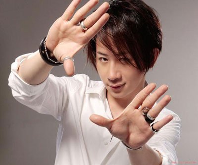 魔术师刘谦怎么消失了 跪日本天皇:刘谦给日本人跪着磕头视频是真的吗