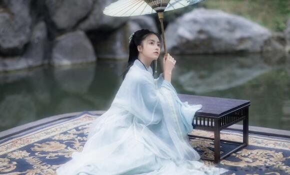 ��ʫ����100���Ů���� ����һ���˵�ʫ�侭��