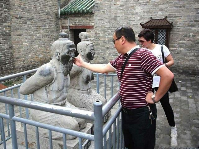 ����Ĺǰ���ŵ�����˶���˭ �����Ϊ�β�����(С���ײ���)