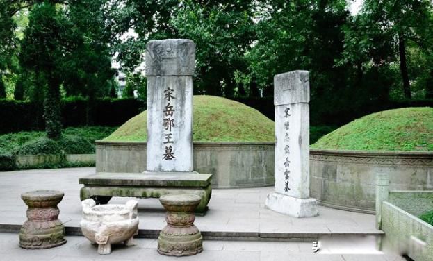 ����Ĺǰ���ŵ�����˶���˭ �����Ϊ�β�����(С���ײ���)