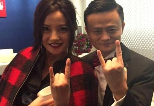 马云赵薇光明会手势照片 并不熟:马云和赵薇是一路人吗