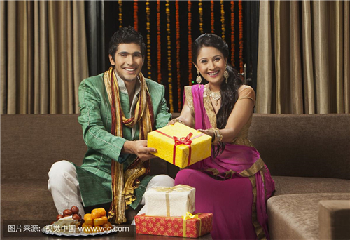 男人为你花钱的态度,就是他爱你的程度 女人如何让一个男人为你花钱的方法