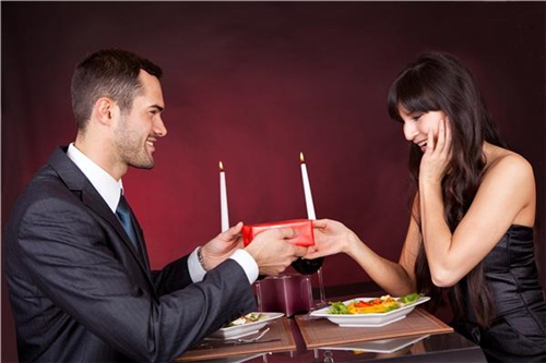 男人为你花钱的态度,就是他爱你的程度 女人如何让一个男人为你花钱的方法