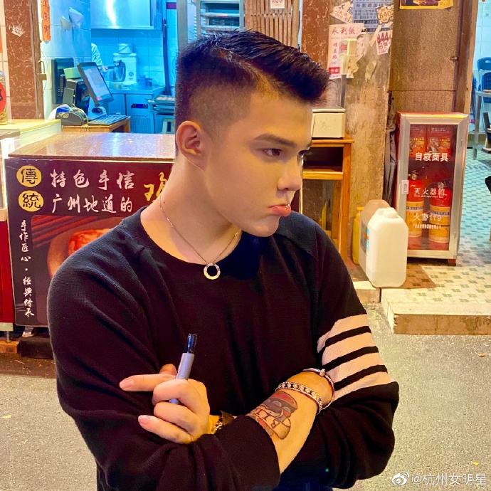 �������������� Ů�Ի���ǩ�����������еĻ���Ů��