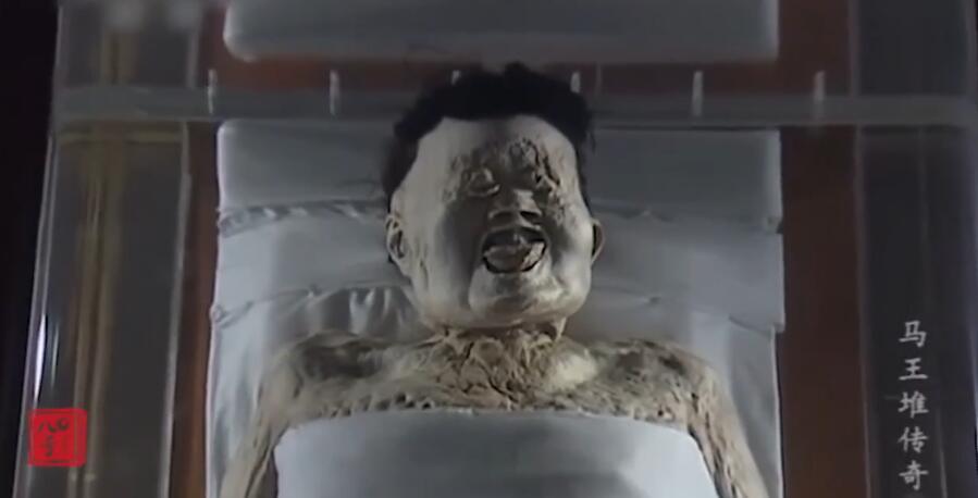 辛追夫人刚出土的样子 千年不腐:辛追夫人遗体没氧化照片