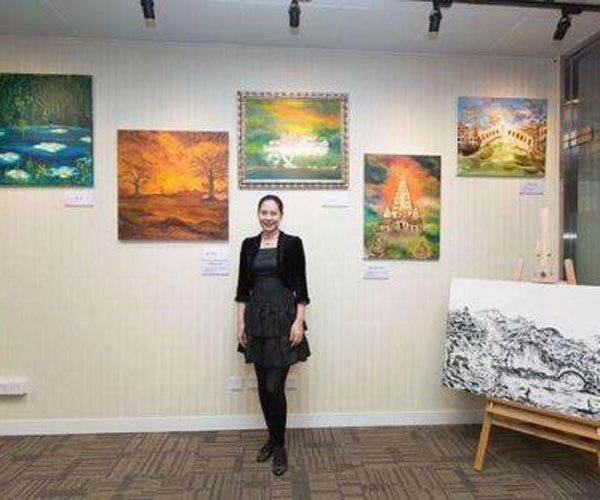 胡娜为什么还可以回国办画展 逃难?胡娜事件真相后的命运