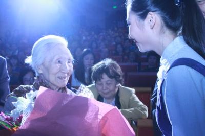 ������������ƽ��� Ӣ�����ţ������Ů�������к����